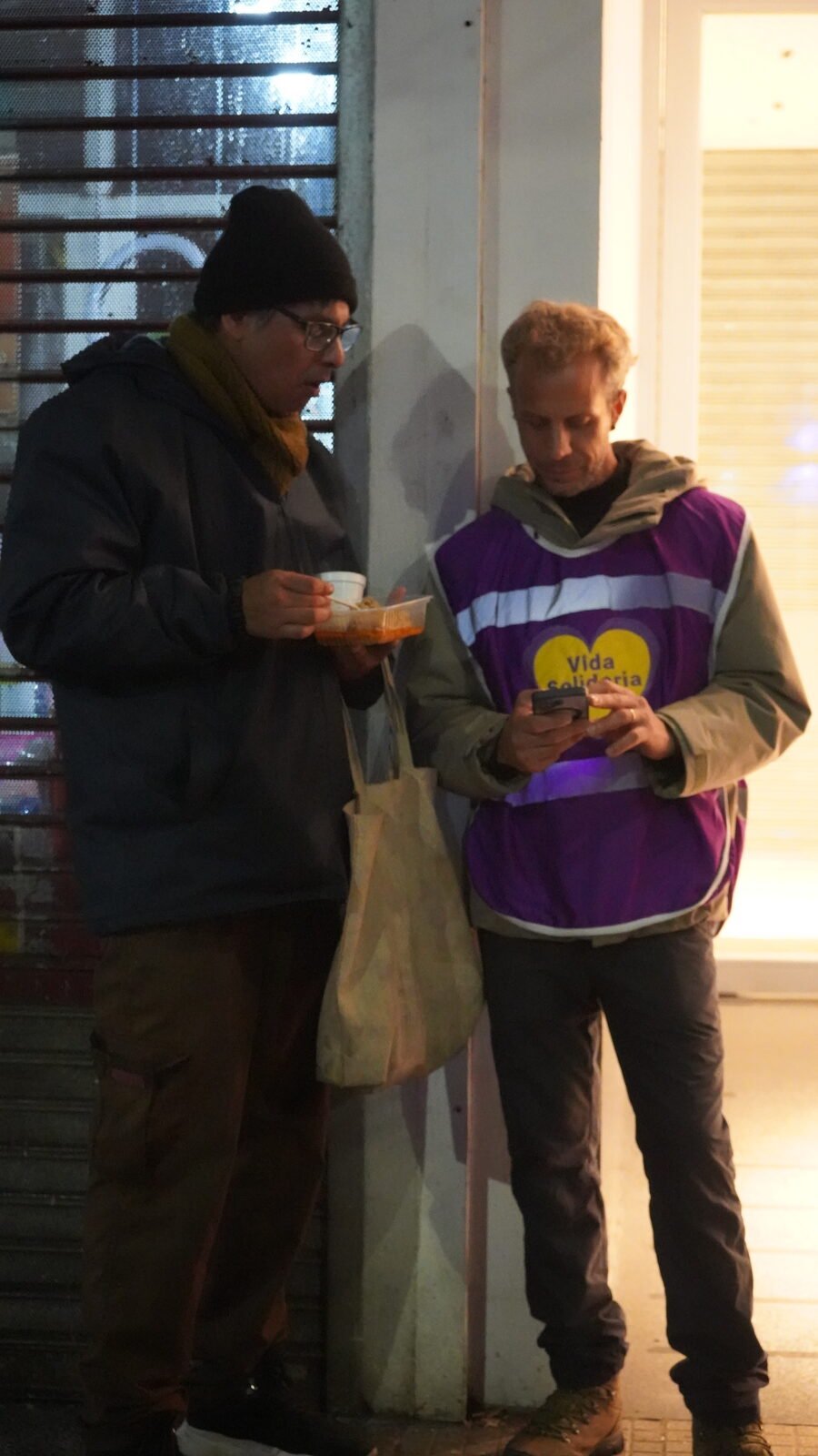 Un voluntario de Vida Solidaria conversa con una persona asistida durante la recorrida nocturna en Mar del Plata.