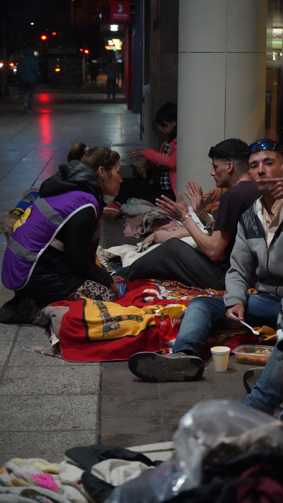 Una voluntaria de Vida Solidaria releva un caso en la vía pública en Mar del Plata.